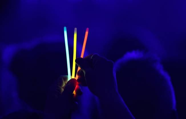 Howard Carpendale - Erfurt 13.03.2026, Erfurt, Messehalle, Howard Carpendale - Meine Abschiedstournee 2026 im Bild: ein Fan haelt leuchtende Knicklichter nach oben