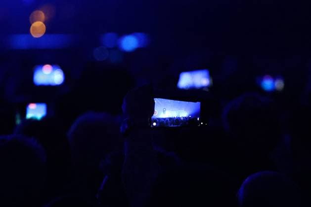 Howard Carpendale - Erfurt 13.03.2026, Erfurt, Messehalle, Howard Carpendale - Meine Abschiedstournee 2026 im Bild: Fans fotografieren mit ihren Smartphones die Buehne