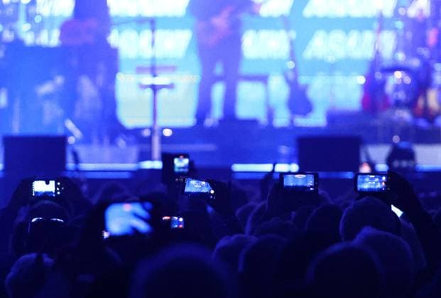 Howard Carpendale - Erfurt 13.03.2026, Erfurt, Messehalle, Howard Carpendale - Meine Abschiedstournee 2026 im Bild: Fans fotografieren mit ihren Smartphones die Buehne
