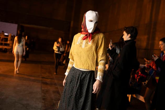Evade House - MadridEsModa Fashion Week Madrid - 13 Mar 2026 A model walks the runway wearing a design by Evade House during the MadridEsModa Fashion Week de at Madrid Arena. Madrid Spain Copyright: xAtilanoxGarciax xSOPAxImagesx photos08285