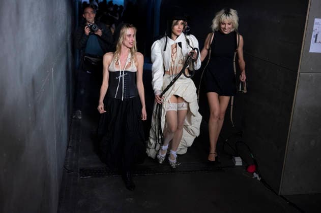 Evade House - MadridEsModa Fashion Week Madrid - 13 Mar 2026 A model walks the runway wearing a design by Evade House during the MadridEsModa Fashion Week de at Madrid Arena. Madrid Spain Copyright: xAtilanoxGarciax xSOPAxImagesx photos08352