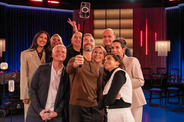 Kölner Treff am 06. Februar 2026. Selfie von links nach rechts: Model und Fernsehmoderatorin Rebecca Mir, Curvy-Model und Moderatorin Angelina Kirsch, Comedian, Moderator und Autor Guido Cantz, Kabarettist und Romanautor Frank Goosen, Gastgeber Micky Beisenherz, Gastgeberin Susan Link, dahinter der Journalist und Autor Robin Alexander, daneben die Journalistin Dagmar Rosenfeld, vorne rechts die Schauspielerin und Moderatorin Collien Fernandes. Susan Link und Micky Beisenherz sind neugierig und befragen ihre Gäste auf ihre ganz eigene Art mit wie immer spannenden Gesprächen. Köln Nordrhein-Westfalen Deutschland