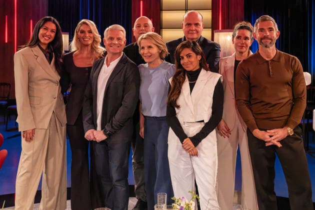 Kölner Treff am 06. Februar 2026. Von links nach rechts: Model und Fernsehmoderatorin Rebecca Mir, Curvy-Model und Moderatorin Angelina Kirsch, Comedian, Moderator und Autor Guido Cantz, Kabarettist und Romanautor Frank Goosen, Gastgeberin Susan Link, Schauspielerin und Moderatorin Collien Fernandes, dahinter der Journalist und Autor Robin Alexander, die Journalistin Dagmar Rosenfeld sowie Gastgeber Micky Beisenherz. Susan Link und Micky Beisenherz sind neugierig und befragen ihre Gäste auf ihre ganz eigene Art mit wie immer spannenden Gesprächen. Köln Nordrhein-Westfalen Deutschland