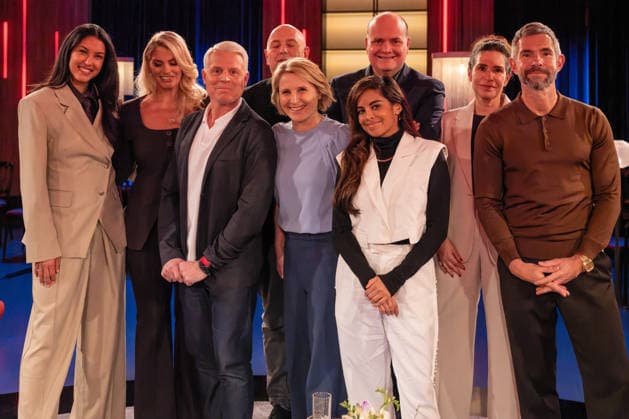 Kölner Treff am 06. Februar 2026. Von links nach rechts: Model und Fernsehmoderatorin Rebecca Mir, Curvy-Model und Moderatorin Angelina Kirsch, Comedian, Moderator und Autor Guido Cantz, Kabarettist und Romanautor Frank Goosen, Gastgeberin Susan Link, Schauspielerin und Moderatorin Collien Fernandes, dahinter der Journalist und Autor Robin Alexander, die Journalistin Dagmar Rosenfeld sowie Gastgeber Micky Beisenherz. Susan Link und Micky Beisenherz sind neugierig und befragen ihre Gäste auf ihre ganz eigene Art mit wie immer spannenden Gesprächen. Köln Nordrhein-Westfalen Deutschland