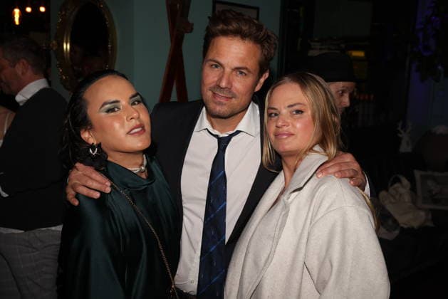 Jeldos Stecker, Rhon Diels und Schwester von Rhon Diels bei der Jubiläumsparty zum zweijährigen Bestehen im Berg&Tal. Berlin, 13.03.2026 Copyright: xRenexduxVinagex