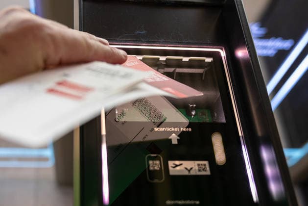 Probebetrieb im neuen Terminal 3 am Flughafen Frankfurt, Frankfurt, 10.03.2026 Hand hält Bordkarte und Reisedokument vor Scanner am Flughafen-Gate beim Self-Boarding. Nahaufnahme eines automatisierten Boarding-Prozesses im Terminal vor dem Einstieg in einen Flug Frankfurt Rhein-Main Flughafen Hessen Deutschland *** Trial operation in the new Terminal 3 at Frankfurt Airport, Frankfurt, 10 03 2026 Hand holding boarding pass and travel document in front of scanner at airport gate during self-boarding Close-up of an automated boarding process in the terminal before boarding a flight Frankfurt Rhine Main Airport Hesse Germany 20260310-286A0917-M4000