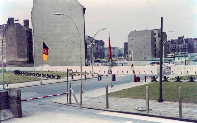 Berlin GER, 20220101,Berlin, Aufnahme ca.1963, Stadtansicht, mit Grenzmauer zur DDR *** Berlin GER, 20220101,Berlin, photo ca 1963, city view, with border wall to the GDR
