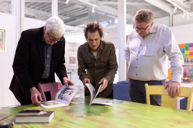 Tuebingen, Rolling Stones-Gitarrist Ron Wood im Neuen Kunstmuseum in Tuebingen, 12.03.2026 Ron Wood (mitte) zusammen mit Bernhard Feil (Direktor Neues Kunstmuseum Tuebingen, rechts)
