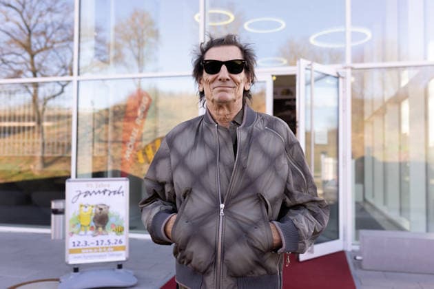 Tuebingen, Rolling Stones-Gitarrist Ron Wood im Neuen Kunstmuseum in Tuebingen, 12.03.2026 Ron Wood vor dem Eingang des Neuen Kunstmuseum in Tuebingen