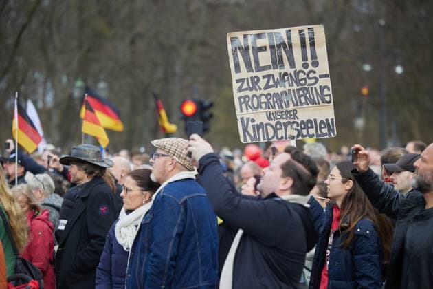 Xavier Naidoo ruft zu Demo am Großen Stern auf ** NUR FÜR REDAKTIONELLE ZWECKE ** EDITORIAL USE ONLY **<p>Ein Transparent mit der Aufschrift Nein zur Zwangsprogrammierung unserer Kinderseelen ist auf einer Demonstration am Großen Stern zu sehen. Der Musiker Xavier Naidoo hat zu dieser Demonstration aufgerufen. Deutschland Berlin Berlin Copyright: JoergxCarstensen *** Xavier Naidoo calls for demonstration at Großer Stern FOR EDITORIAL PURPOSES ONLY EDITORIAL USE ONLY p A banner with the inscription No to the forced programming of our childrens souls is seen at a demonstration at Großer Stern The musician Xavier Naidoo has called for this demonstration Germany Berlin Berlin Copyright JoergxCarstensen Copyright: JoergxCarstensen doc84z0z3mmw3513q98pkzm ,EDITORIAL USE ONLY