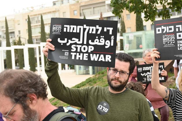 March 14, 2026, Tel-Aviv, Ramat Gan, Israel: Protesters demonstrate against the ongoing war with Iran. Demonstrators call for an end to the war as the conflict continues to cause casualties across the region and repeated missile alerts in Israel. Tel-Aviv Israel - ZUMAp227 20260314_zip_p227_013 Copyright: xPaulinaxPatimerx