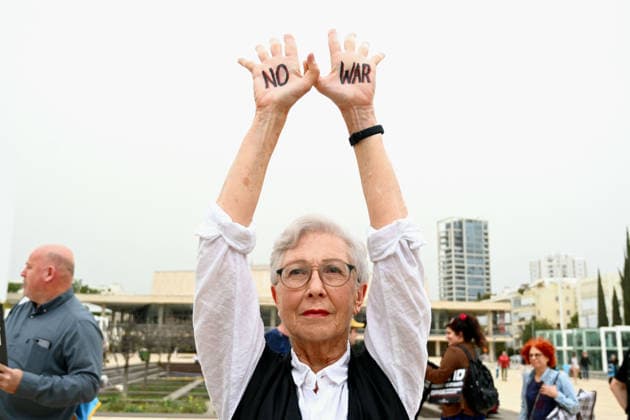 March 14, 2026, Tel-Aviv, Ramat Gan, Israel: Protesters demonstrate against the ongoing war with Iran. Demonstrators call for an end to the war as the conflict continues to cause casualties across the region and repeated missile alerts in Israel. Tel-Aviv Israel - ZUMAp227 20260314_zip_p227_010 Copyright: xPaulinaxPatimerx