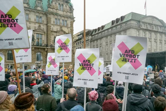 cntv Hunderte von Menschen haben mit Plakaten und Schildern erneut fuer ein AFD Pruefverfahren demonstriert am Samstag 14.03.2026 auf dem Hamburger Rathausmarkt Hamburg Germany *** cntv Hundreds of people demonstrated again with placards and signs for an AFD trial on Saturday 14 03 2026 at the Hamburg Rathausmarkt Hamburg Germany