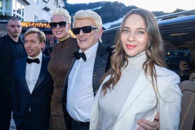Datum: 13.03.26 Ort: Kitzbühel Im Bild: Helmut Werner, Brigitte Nielsen, Heino, Nicole Werner Er ist Kult blonde Haare, schwarze Sonnenbrille und eine unverwechselbare Jahrhundertstimme: Heino (87) blickt auf eine fast 70-jährige Karriere zurück. Doch nur wenige kennen die Geschichte hinter seiner berühmten dunklen Brille. Der Sänger, der bürgerlich Heinz Georg Kramm heißt, hat in seinem Leben über 55 Millionen Tonträger verkauft. Ob Schlager, Pop, Heavy Metal, Ballermann, Rap oder Klassik kaum ein Genre blieb ihm fremd. Bis heute steht der Kultstar auf der Bühne: Er tritt bei großen Festivals wie dem Parookaville vor Zehntausenden Fans genauso selbstverständlich auf wie bei klassischen Kirchenkonzerten, etwa in der xchristian esslerx