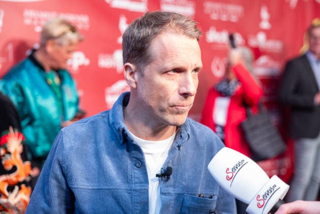 Datum: 13.03.26 Ort: Kitzbühel Im Bild: Oliver Pocher Er ist Kult blonde Haare, schwarze Sonnenbrille und eine unverwechselbare Jahrhundertstimme: Heino (87) blickt auf eine fast 70-jährige Karriere zurück. Doch nur wenige kennen die Geschichte hinter seiner berühmten dunklen Brille. Der Sänger, der bürgerlich Heinz Georg Kramm heißt, hat in seinem Leben über 55 Millionen Tonträger verkauft. Ob Schlager, Pop, Heavy Metal, Ballermann, Rap oder Klassik kaum ein Genre blieb ihm fremd. Bis heute steht der Kultstar auf der Bühne: Er tritt bei großen Festivals wie dem Parookaville vor Zehntausenden Fans genauso selbstverständlich auf wie bei klassischen Kirchenkonzerten, etwa in der Dresdner Kreuzkirche, oder bei Party-Au xchristian esslerx