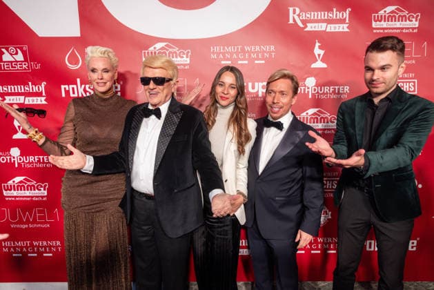 Datum: 13.03.26 Ort: Kitzbühel Im Bild: Brigitte Nielsen, Heino, Nicole Werner, Helmut Werner, Benedict Bartsch Er ist Kult blonde Haare, schwarze Sonnenbrille und eine unverwechselbare Jahrhundertstimme: Heino (87) blickt auf eine fast 70-jährige Karriere zurück. Doch nur wenige kennen die Geschichte hinter seiner berühmten dunklen Brille. Der Sänger, der bürgerlich Heinz Georg Kramm heißt, hat in seinem Leben über 55 Millionen Tonträger verkauft. Ob Schlager, Pop, Heavy Metal, Ballermann, Rap oder Klassik kaum ein Genre blieb ihm fremd. Bis heute steht der Kultstar auf der Bühne: Er tritt bei großen Festivals wie dem Parookaville vor Zehntausenden Fans genauso selbstverständlich auf wie bei klassischen Kirchenkonz xchristian esslerx