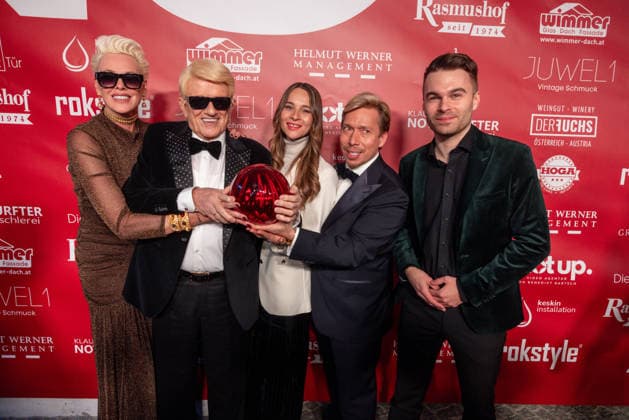 Datum: 13.03.26 Ort: Kitzbühel Im Bild: Brigitte Nielsen, Heino, Nicole Werner, Helmut Werner, Benedict Bartsch Er ist Kult blonde Haare, schwarze Sonnenbrille und eine unverwechselbare Jahrhundertstimme: Heino (87) blickt auf eine fast 70-jährige Karriere zurück. Doch nur wenige kennen die Geschichte hinter seiner berühmten dunklen Brille. Der Sänger, der bürgerlich Heinz Georg Kramm heißt, hat in seinem Leben über 55 Millionen Tonträger verkauft. Ob Schlager, Pop, Heavy Metal, Ballermann, Rap oder Klassik kaum ein Genre blieb ihm fremd. Bis heute steht der Kultstar auf der Bühne: Er tritt bei großen Festivals wie dem Parookaville vor Zehntausenden Fans genauso selbstverständlich auf wie bei klassischen Kirchenkonz xchristian esslerx