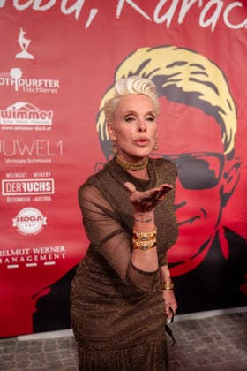 Datum: 13.03.26 Ort: Kitzbühel Im Bild: Brigitte Nielsen Er ist Kult blonde Haare, schwarze Sonnenbrille und eine unverwechselbare Jahrhundertstimme: Heino (87) blickt auf eine fast 70-jährige Karriere zurück. Doch nur wenige kennen die Geschichte hinter seiner berühmten dunklen Brille. Der Sänger, der bürgerlich Heinz Georg Kramm heißt, hat in seinem Leben über 55 Millionen Tonträger verkauft. Ob Schlager, Pop, Heavy Metal, Ballermann, Rap oder Klassik kaum ein Genre blieb ihm fremd. Bis heute steht der Kultstar auf der Bühne: Er tritt bei großen Festivals wie dem Parookaville vor Zehntausenden Fans genauso selbstverständlich auf wie bei klassischen Kirchenkonzerten, etwa in der Dresdner Kreuzkirche, oder bei Party xchristian esslerx