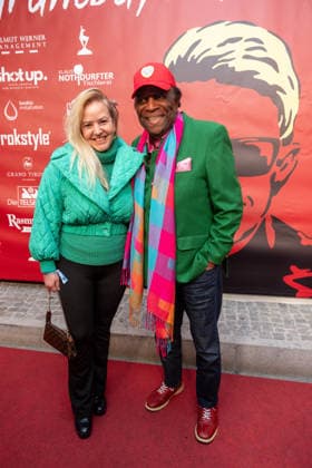 Datum: 13.03.26 Ort: Kitzbühel Im Bild: Roberto Blanco Er ist Kult blonde Haare, schwarze Sonnenbrille und eine unverwechselbare Jahrhundertstimme: Heino (87) blickt auf eine fast 70-jährige Karriere zurück. Doch nur wenige kennen die Geschichte hinter seiner berühmten dunklen Brille. Der Sänger, der bürgerlich Heinz Georg Kramm heißt, hat in seinem Leben über 55 Millionen Tonträger verkauft. Ob Schlager, Pop, Heavy Metal, Ballermann, Rap oder Klassik kaum ein Genre blieb ihm fremd. Bis heute steht der Kultstar auf der Bühne: Er tritt bei großen Festivals wie dem Parookaville vor Zehntausenden Fans genauso selbstverständlich auf wie bei klassischen Kirchenkonzerten, etwa in der Dresdner Kreuzkirche, oder bei Party-A xchristian esslerx