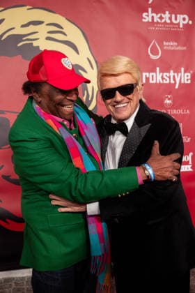 Datum: 13.03.26 Ort: Kitzbühel Im Bild: Roberto Blanco mit Heino Er ist Kult blonde Haare, schwarze Sonnenbrille und eine unverwechselbare Jahrhundertstimme: Heino (87) blickt auf eine fast 70-jährige Karriere zurück. Doch nur wenige kennen die Geschichte hinter seiner berühmten dunklen Brille. Der Sänger, der bürgerlich Heinz Georg Kramm heißt, hat in seinem Leben über 55 Millionen Tonträger verkauft. Ob Schlager, Pop, Heavy Metal, Ballermann, Rap oder Klassik kaum ein Genre blieb ihm fremd. Bis heute steht der Kultstar auf der Bühne: Er tritt bei großen Festivals wie dem Parookaville vor Zehntausenden Fans genauso selbstverständlich auf wie bei klassischen Kirchenkonzerten, etwa in der Dresdner Kreuzkirche, oder b xchristian esslerx
