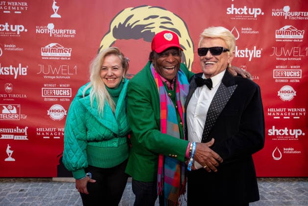 Datum: 13.03.26 Ort: Kitzbühel Im Bild: Roberto Blanco mit Heino Er ist Kult blonde Haare, schwarze Sonnenbrille und eine unverwechselbare Jahrhundertstimme: Heino (87) blickt auf eine fast 70-jährige Karriere zurück. Doch nur wenige kennen die Geschichte hinter seiner berühmten dunklen Brille. Der Sänger, der bürgerlich Heinz Georg Kramm heißt, hat in seinem Leben über 55 Millionen Tonträger verkauft. Ob Schlager, Pop, Heavy Metal, Ballermann, Rap oder Klassik kaum ein Genre blieb ihm fremd. Bis heute steht der Kultstar auf der Bühne: Er tritt bei großen Festivals wie dem Parookaville vor Zehntausenden Fans genauso selbstverständlich auf wie bei klassischen Kirchenkonzerten, etwa in der Dresdner Kreuzkirche, oder b xchristian esslerx