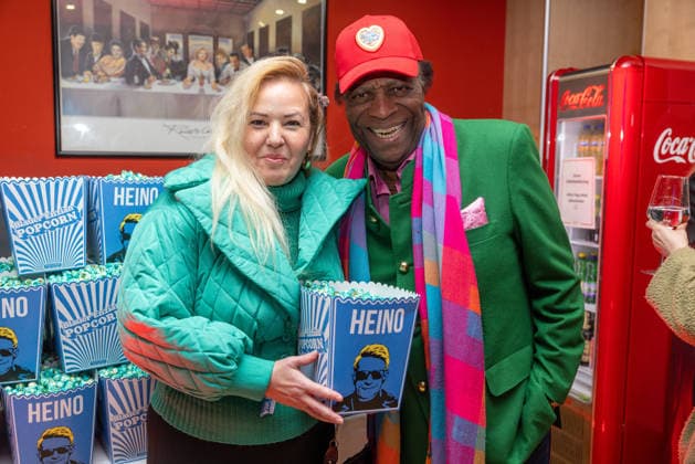 Datum: 13.03.26 Ort: Kitzbühel Im Bild: Roberto Blanco Er ist Kult blonde Haare, schwarze Sonnenbrille und eine unverwechselbare Jahrhundertstimme: Heino (87) blickt auf eine fast 70-jährige Karriere zurück. Doch nur wenige kennen die Geschichte hinter seiner berühmten dunklen Brille. Der Sänger, der bürgerlich Heinz Georg Kramm heißt, hat in seinem Leben über 55 Millionen Tonträger verkauft. Ob Schlager, Pop, Heavy Metal, Ballermann, Rap oder Klassik kaum ein Genre blieb ihm fremd. Bis heute steht der Kultstar auf der Bühne: Er tritt bei großen Festivals wie dem Parookaville vor Zehntausenden Fans genauso selbstverständlich auf wie bei klassischen Kirchenkonzerten, etwa in der Dresdner Kreuzkirche, oder bei Party- xchristian esslerx