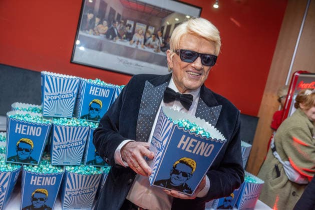 Datum: 13.03.26 Ort: Kitzbühel Im Bild: Heino Er ist Kult blonde Haare, schwarze Sonnenbrille und eine unverwechselbare Jahrhundertstimme: Heino (87) blickt auf eine fast 70-jährige Karriere zurück. Doch nur wenige kennen die Geschichte hinter seiner berühmten dunklen Brille. Der Sänger, der bürgerlich Heinz Georg Kramm heißt, hat in seinem Leben über 55 Millionen Tonträger verkauft. Ob Schlager, Pop, Heavy Metal, Ballermann, Rap oder Klassik kaum ein Genre blieb ihm fremd. Bis heute steht der Kultstar auf der Bühne: Er tritt bei großen Festivals wie dem Parookaville vor Zehntausenden Fans genauso selbstverständlich auf wie bei klassischen Kirchenkonzerten, etwa in der Dresdner Kreuzkirche, oder bei Party-Auftritten xchristian esslerx