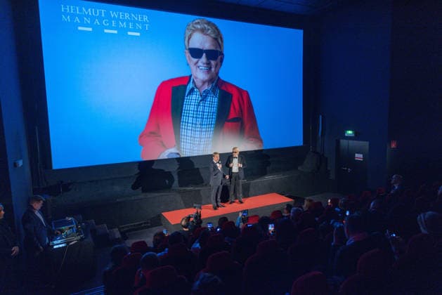 Datum: 13.03.26 Ort: Kitzbühel Er ist Kult blonde Haare, schwarze Sonnenbrille und eine unverwechselbare Jahrhundertstimme: Heino (87) blickt auf eine fast 70-jährige Karriere zurück. Doch nur wenige kennen die Geschichte hinter seiner berühmten dunklen Brille. Der Sänger, der bürgerlich Heinz Georg Kramm heißt, hat in seinem Leben über 55 Millionen Tonträger verkauft. Ob Schlager, Pop, Heavy Metal, Ballermann, Rap oder Klassik kaum ein Genre blieb ihm fremd. Bis heute steht der Kultstar auf der Bühne: Er tritt bei großen Festivals wie dem Parookaville vor Zehntausenden Fans genauso selbstverständlich auf wie bei klassischen Kirchenkonzerten, etwa in der Dresdner Kreuzkirche, oder bei Party-Auftritten im Bierkönig a xchristian esslerx