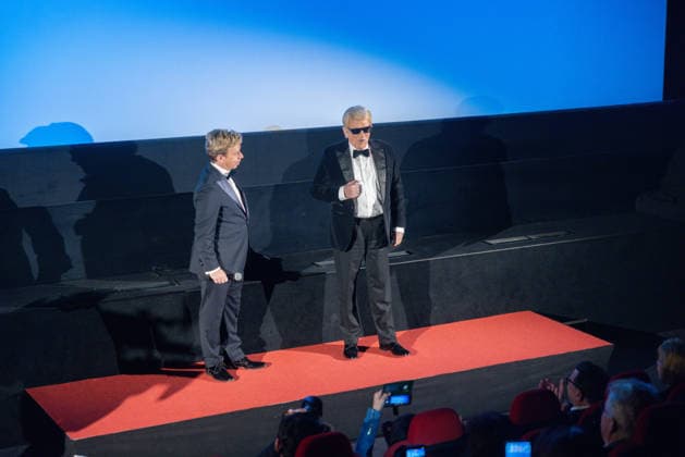 Datum: 13.03.26 Ort: Kitzbühel Er ist Kult blonde Haare, schwarze Sonnenbrille und eine unverwechselbare Jahrhundertstimme: Heino (87) blickt auf eine fast 70-jährige Karriere zurück. Doch nur wenige kennen die Geschichte hinter seiner berühmten dunklen Brille. Der Sänger, der bürgerlich Heinz Georg Kramm heißt, hat in seinem Leben über 55 Millionen Tonträger verkauft. Ob Schlager, Pop, Heavy Metal, Ballermann, Rap oder Klassik kaum ein Genre blieb ihm fremd. Bis heute steht der Kultstar auf der Bühne: Er tritt bei großen Festivals wie dem Parookaville vor Zehntausenden Fans genauso selbstverständlich auf wie bei klassischen Kirchenkonzerten, etwa in der Dresdner Kreuzkirche, oder bei Party-Auftritten im Bierkönig a xchristian esslerx