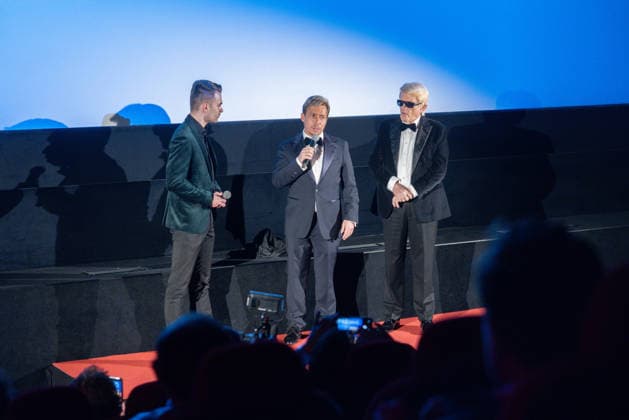 Datum: 13.03.26 Ort: Kitzbühel Er ist Kult blonde Haare, schwarze Sonnenbrille und eine unverwechselbare Jahrhundertstimme: Heino (87) blickt auf eine fast 70-jährige Karriere zurück. Doch nur wenige kennen die Geschichte hinter seiner berühmten dunklen Brille. Der Sänger, der bürgerlich Heinz Georg Kramm heißt, hat in seinem Leben über 55 Millionen Tonträger verkauft. Ob Schlager, Pop, Heavy Metal, Ballermann, Rap oder Klassik kaum ein Genre blieb ihm fremd. Bis heute steht der Kultstar auf der Bühne: Er tritt bei großen Festivals wie dem Parookaville vor Zehntausenden Fans genauso selbstverständlich auf wie bei klassischen Kirchenkonzerten, etwa in der Dresdner Kreuzkirche, oder bei Party-Auftritten im Bierkönig a xchristian esslerx