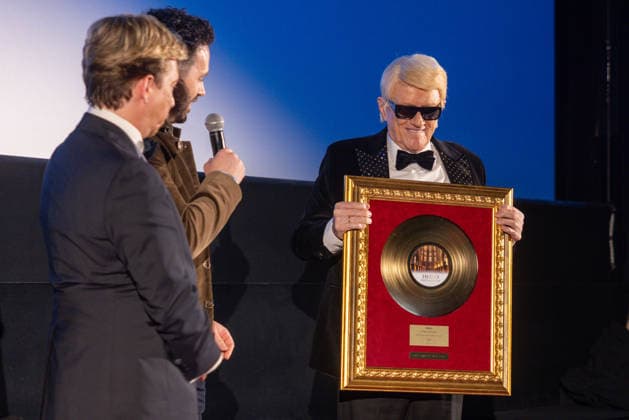 Datum: 13.03.26 Ort: Kitzbühel Er ist Kult blonde Haare, schwarze Sonnenbrille und eine unverwechselbare Jahrhundertstimme: Heino (87) blickt auf eine fast 70-jährige Karriere zurück. Doch nur wenige kennen die Geschichte hinter seiner berühmten dunklen Brille. Der Sänger, der bürgerlich Heinz Georg Kramm heißt, hat in seinem Leben über 55 Millionen Tonträger verkauft. Ob Schlager, Pop, Heavy Metal, Ballermann, Rap oder Klassik kaum ein Genre blieb ihm fremd. Bis heute steht der Kultstar auf der Bühne: Er tritt bei großen Festivals wie dem Parookaville vor Zehntausenden Fans genauso selbstverständlich auf wie bei klassischen Kirchenkonzerten, etwa in der Dresdner Kreuzkirche, oder bei Party-Auftritten im Bierkönig a xchristian esslerx