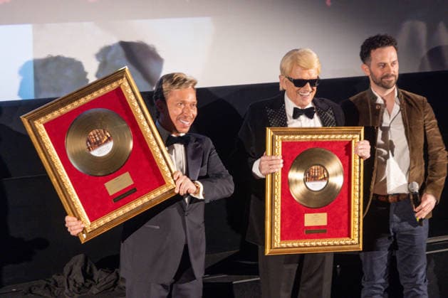 Datum: 13.03.26 Ort: Kitzbühel Er ist Kult blonde Haare, schwarze Sonnenbrille und eine unverwechselbare Jahrhundertstimme: Heino (87) blickt auf eine fast 70-jährige Karriere zurück. Doch nur wenige kennen die Geschichte hinter seiner berühmten dunklen Brille. Der Sänger, der bürgerlich Heinz Georg Kramm heißt, hat in seinem Leben über 55 Millionen Tonträger verkauft. Ob Schlager, Pop, Heavy Metal, Ballermann, Rap oder Klassik kaum ein Genre blieb ihm fremd. Bis heute steht der Kultstar auf der Bühne: Er tritt bei großen Festivals wie dem Parookaville vor Zehntausenden Fans genauso selbstverständlich auf wie bei klassischen Kirchenkonzerten, etwa in der Dresdner Kreuzkirche, oder bei Party-Auftritten im Bierkönig a xchristian esslerx