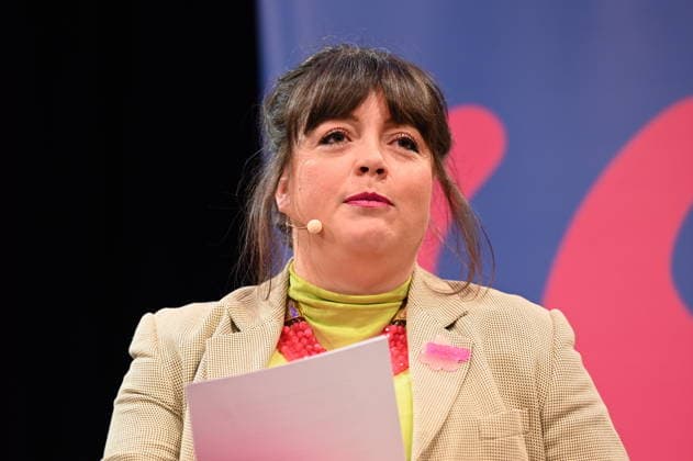 Moderatorin Marie-Christine Knop liest und spricht auf der Lit.Cologne, dem internationalen Literaturfestival