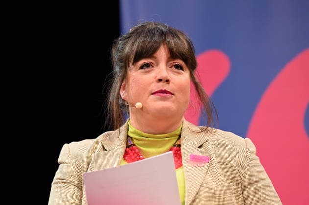 Moderatorin Marie-Christine Knop liest und spricht auf der Lit.Cologne, dem internationalen Literaturfestival