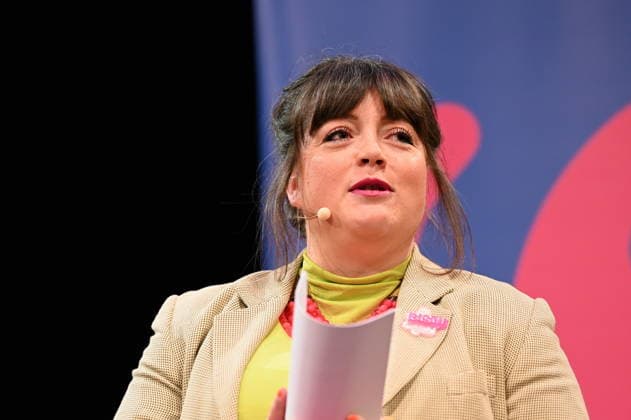 Moderatorin Marie-Christine Knop liest und spricht auf der Lit.Cologne, dem internationalen Literaturfestival