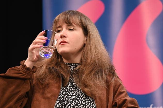 Politikerin Ricarda Lang liest und spricht auf der Lit.Cologne, dem internationalen Literaturfestival