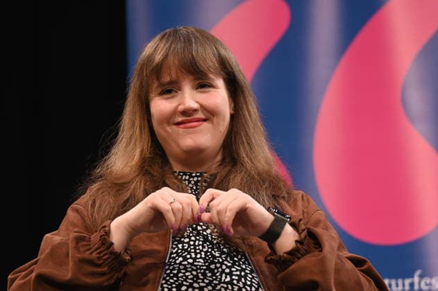 Politikerin Ricarda Lang liest und spricht auf der Lit.Cologne, dem internationalen Literaturfestival