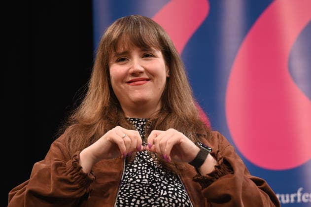 Politikerin Ricarda Lang liest und spricht auf der Lit.Cologne, dem internationalen Literaturfestival