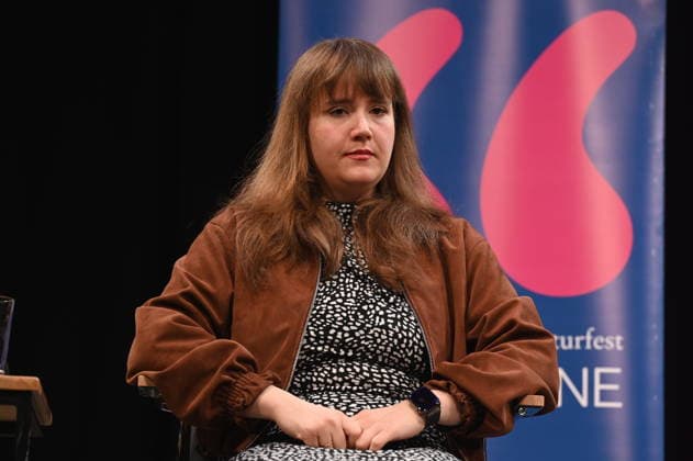 Politikerin Ricarda Lang liest und spricht auf der Lit.Cologne, dem internationalen Literaturfestival