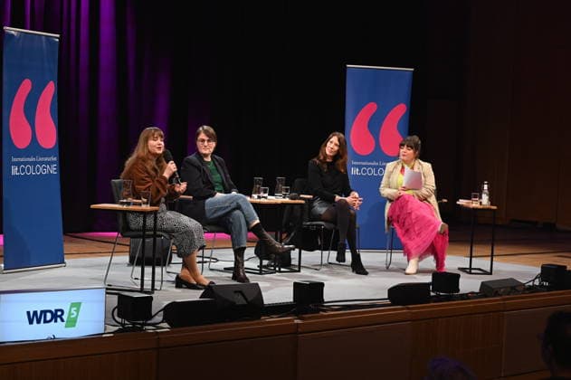 Politikerin Ricarda Lang, Autorin Eva Thöne, Anna Sophie Herken und Moderation Marie-Christine Knop, l-r, liest und spricht auf der Bühne der Lit.Cologne, dem internationalen Literaturfestival zum Thema Bye-bye, Thomas! - über Frauen an der Macht
