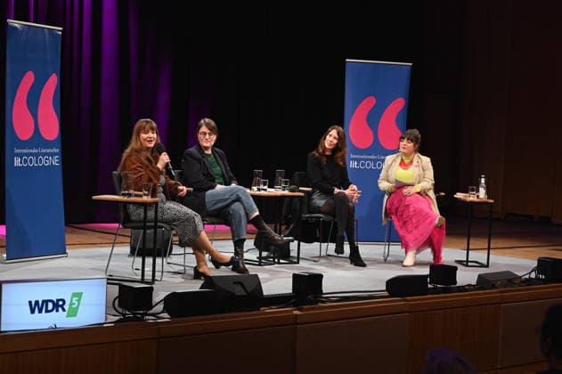 Politikerin Ricarda Lang, Autorin Eva Thöne, Anna Sophie Herken und Moderation Marie-Christine Knop, l-r, liest und spricht auf der Bühne der Lit.Cologne, dem internationalen Literaturfestival zum Thema Bye-bye, Thomas! - über Frauen an der Macht