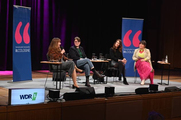 Politikerin Ricarda Lang, Autorin Eva Thöne, Anna Sophie Herken und Moderation Marie-Christine Knop, l-r, liest und spricht auf der Bühne der Lit.Cologne, dem internationalen Literaturfestival zum Thema Bye-bye, Thomas! - über Frauen an der Macht