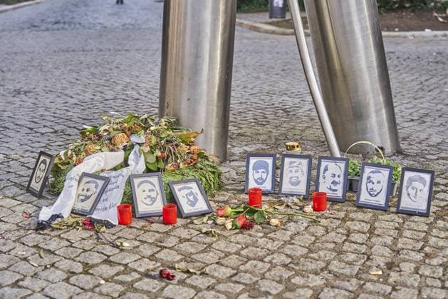 In Gedenken SayTheirNames zeigen am Aerobiont I in Magdeburg aufgestellte Fotos die Menschen, die am 19. Februar 2020 in Hanau durch rassistische Gewalt ums Leben gekommen sind. Gedenken, Mahnmal, Andenken, Rassismus, Erinnerung, gestorben, brutal, ermordet, Mord, Todschlag, Gewaltakt, Fremdenhass, Ausländerfeindlichkeit, Fotos der Gesichter der Opfer mit Kerzen und Blumen in Gedenken am Denkmal auf einer gepflasterten Fläche In memory of SayTheirNames, photos taken at Aerobiont I in Magdeburg show the people who died as a result of racist violence in Hanau on February 19, 2020. commemoration, memorial, remembrance, racism, memory, died, brutal, murdered, murder, death blow, act of violence, xenophobia, xenophobia, photos of the victi Copyright: imageBROKER streetxnews iblbee16999232.jpg