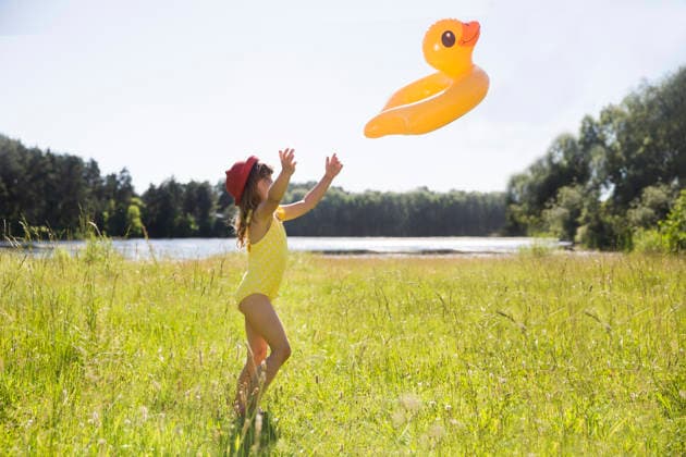 Mädchen im Badeanzug mit aufblasbarem Entenring geht an einem Sommertag im See schwimmen. Sommerferien in der Natur child girl in swimming suit with Duck shaped inflatable ring goes to swim on the lake during the summer day. summer holidays in nature (License=RF) ,model released, Symbolfoto Copyright: xZoonar.com UliaxZotaninax 24766576 ,model released, Symbolfoto ,property released
