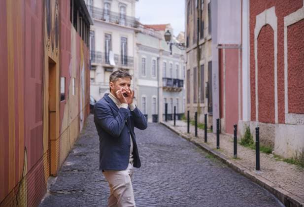 Mann, Musiker in blauem Blazer und weißem Pullover, spielt Blues auf einer Mundharmonika mit geschlossenen Augen und steht draußen auf der Stadtstraße Man musician in a blue blazer and white sweater playing blues on a harmonica with eyes closed, standing outdoors in city street Copyright: imageBROKER DmitryxRukhlenko ibxdmr17019790.jpg ,model released, Symbolfoto ,property released
