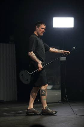 Jason Williamson von der Band Sleaford Mods bei einem Konzert im Tempodrom in Berlin, 14. März 2026. Sleaford Mods Konzert Berlin