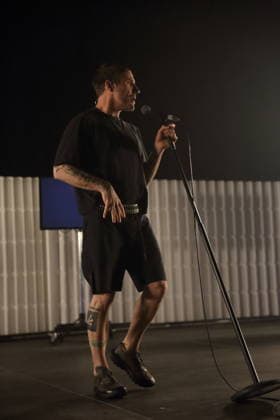 Jason Williamson von der Band Sleaford Mods bei einem Konzert im Tempodrom in Berlin, 14. März 2026. Sleaford Mods Konzert Berlin