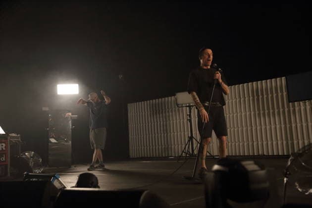 Andrew Fearn und Jason Williamson, v.l., von der Band Sleaford Mods bei einem Konzert im Tempodrom in Berlin, 14. März 2026. Sleaford Mods Konzert Berlin