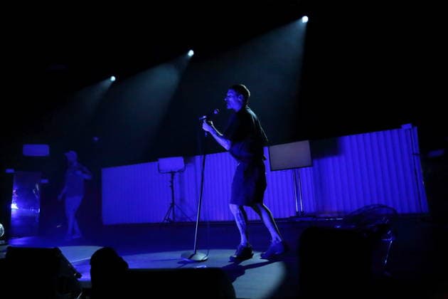 Andrew Fearn und Jason Williamson, v.l., von der Band Sleaford Mods bei einem Konzert im Tempodrom in Berlin, 14. März 2026. Sleaford Mods Konzert Berlin