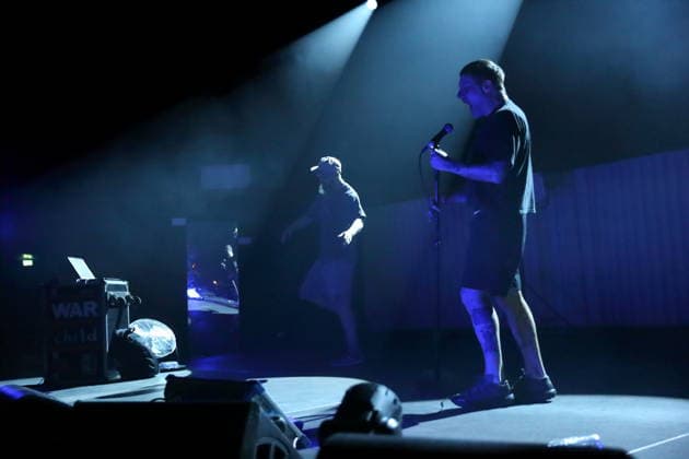 Andrew Fearn und Jason Williamson, v.l., von der Band Sleaford Mods bei einem Konzert im Tempodrom in Berlin, 14. März 2026. Sleaford Mods Konzert Berlin
